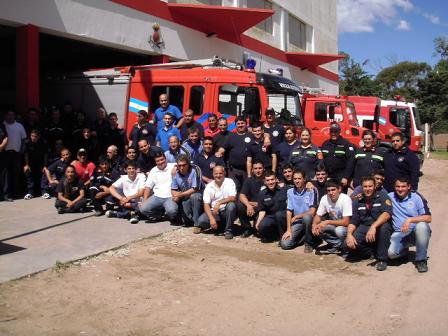 La foto final, los recientemente ascendidos posan en la puerta del Cuartel