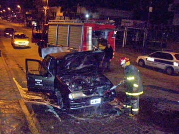 Adems, Bomberos acudi a un incendio vehicular (foto de archivo)