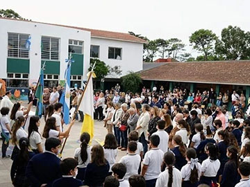 La Misa se ofici en el patio del Colegio