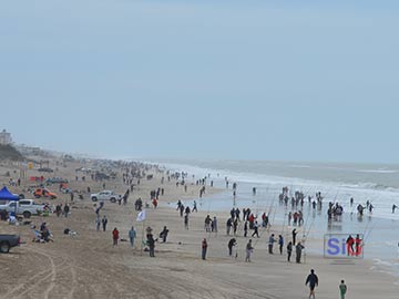 Pescadores en la playa: una postal del fente maritimo geselino