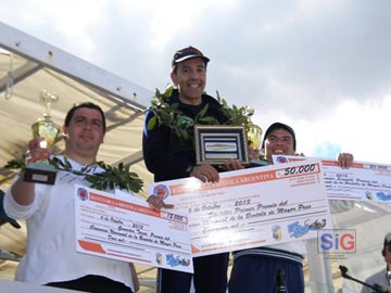 Los ganadores en el podio, luego de una excelente jornada de pesca