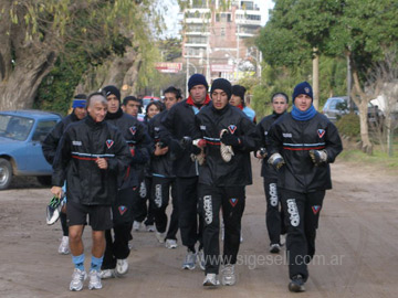 el plantel en movimiento por el paseo 109. Reciben el apoyo de los geselinos