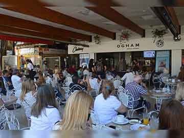 Un patio colmado siguiendo la presentacion de Patricia Bullrich en Villa Gesell