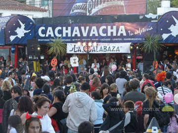 la esquina colmada de nios, esperando el momento de los caramelos