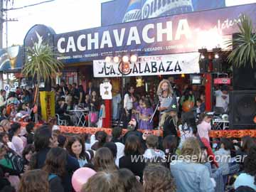 la esquina colmada de gente, con Nora Ruiz como animadora