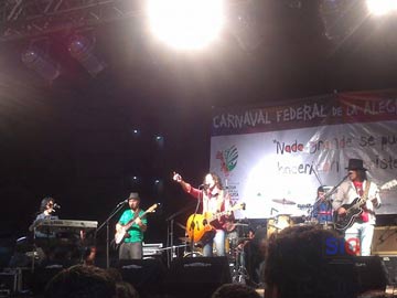 Calamaro en el cierre del domingo. Hoy lunes continua la actividad