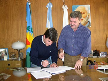 En junio de 2006 Carlos Casado firma como intendente interino de Villa Gesell