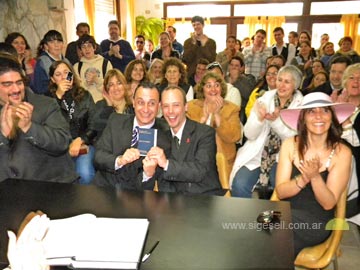 La feliz pareja posa para las fotos, con la libreta matrimonial en mano