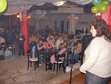 Gladys Garca se dirige a los presentes    