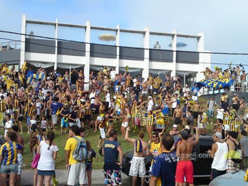 Los hinchas con sus canticos coparon Gesell (foto El Cordobes)