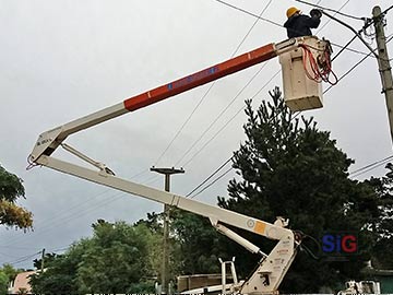 Cevige reparando luminarias, mientras que la Municipaldiad compra equipamiento 