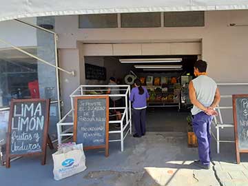 Colas para comprar en la Verduleria... comer sano en tiempos de coronavirus