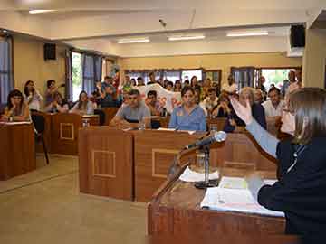 Gabriela Covelli expone ante el Concejo