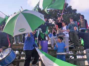 La fiesta estuvo en las tribunas (foto laverde locura.com)