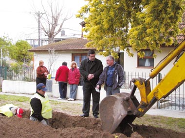 El intendente Erneta presencia las obras (foto: Prensa de la Municipalidad)    