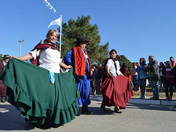 Las agrupaciones folkloricas como Dejando Herencia, le pusieron color al desfile