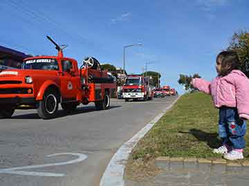 El paso de Bomberos... siempre atractivo para los mas pequeos