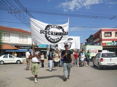 Despedidos marchaban por la res, en reclamo de sus puestos de trabajo (foto archivo 2008)