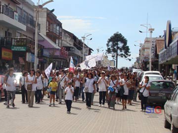 docentes geselinos en marcha, por el centro de la ciudad