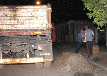 Camilo Echevarren (de camisa azul) carga con sus manos la basura de Dolores. 