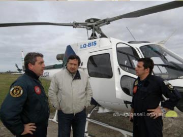 El vuelo est listo: Erneta dialoga con los pilotos (Foto portal Gesell al Da)