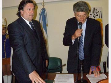 El presidente del Concejo, Gustavo Barrera, toma juramento a Erneta (foto Prensa MVG)