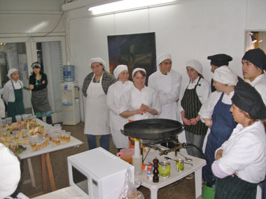 alumnos de gastronomia prepararon una paella    