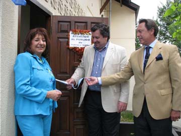 Falbo, Erneta y Casal cortan la cinta de ingreso al ex edificio de Aguas (foto: prensa MVG