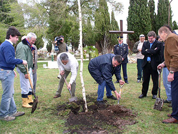 Arch. 2005: acto aniversario del fallecimiento de don Carlos, inicio anual de forestacion