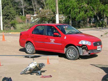 El automovil y el impacto.  En el detalle inferiro estado en que qued la moto