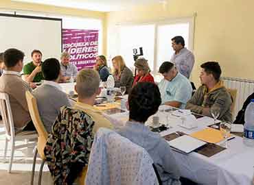 Baldo y Yeza durante la presentacion, en dialogo con los jovenes