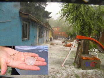 Un patio cubierto de granizo, en la esquina inferior izquierda, el tamao de las piedras