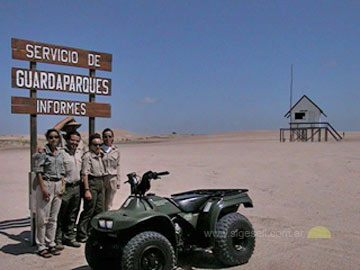 Pablo Dominguez (centro) en el puesto de guardaparques (foto archivo 2001)