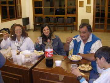 La familia Zrate cena anoche en bancas del Concejo