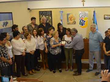 Clara recibe de manos de Baldo la distincin, en el Concejo