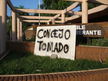 El edificio del Concejo Deliberante continua tomado