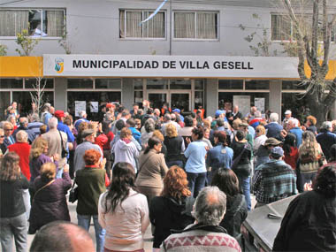 Foto de archivo: una de las protestas frente a la Comuna