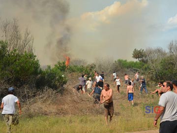 Asi colaboraban los vecinos con los bomberos (foto G. Gottardo)