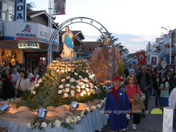 La imgen de la Virgen Madre pasa por el centro de la Ciudad