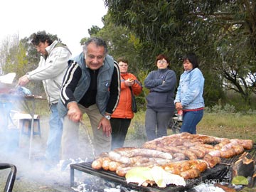 Emilio al comendo de la parrilla, a metros del ingreso a la Ciudad