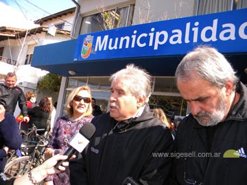 Diaz y Aller frente al Municipio. Erneta ni siquiera estaba en el Municipio