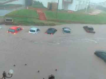 Imgenes tremendas de autos sumergidos en cuadras cercanas al mar