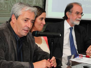 Ricardo Jano, Valeria Arata y  Javier Gonzlez Fraga durante la conferencia. 