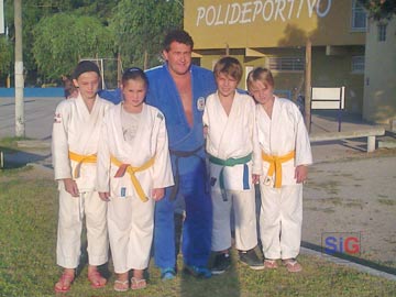 Los chicos del Poli con el profeDiez, antes de partir