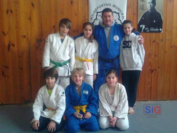 Gustavo Diez junto a los chicos de la delegacion de Judo