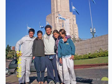 La delegacin geselina con el fondo del Monumento a la Bandera