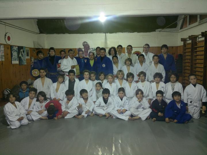 Judokas locales e invitados posan para la foto final