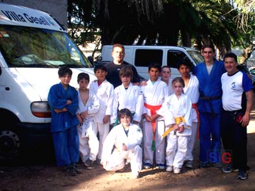 Los judokas posan para la foto