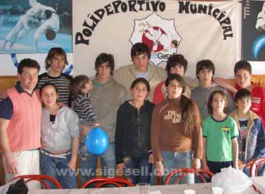 Gustavo Diez y los chicos que forman el equipo geselino