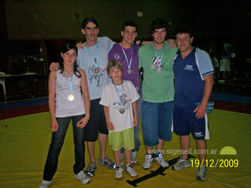 El equipo geselino junto al profesor Gustavo Diez